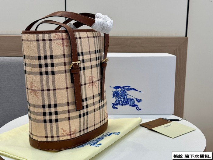日本未入荷 バーバリー n級品 ハンドバック