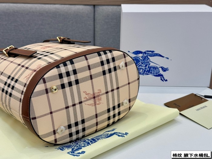 日本未入荷 バーバリー n級品 ハンドバック