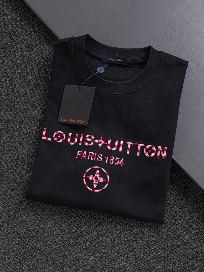 大人気 ルイヴィトン 偽物通販 LV 立体アルファベット桜刺繍🪡ロゴ重工芸半袖Tシャツ