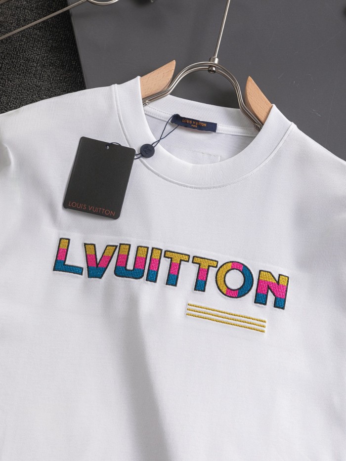 日本未入荷 ルイヴィトン スーパーコピー Louis Vuitton胸の3色立体アルファベット刺繍🪡ロゴ後ろ幅大ロゴインキプリント重工芸半袖Tシャツ