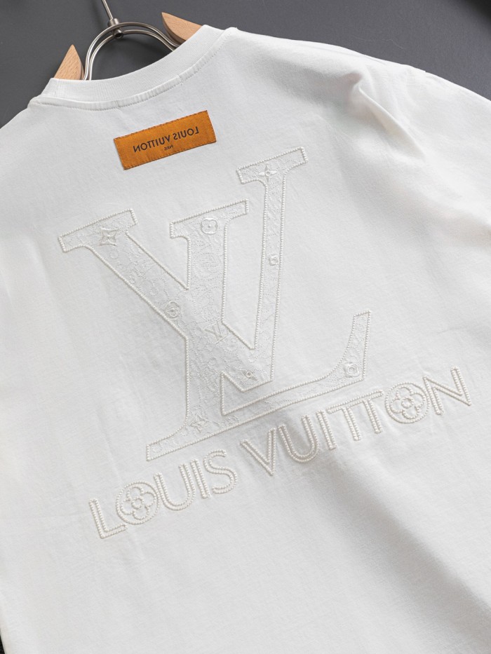 追跡付 ルイヴィトン 激安偽物 Louis Vuitton胸元の立体平織りアルファベット刺繍🪡ロゴの後ろに大きなロゴの刺繍🪡ロゴ半袖Tシャツ