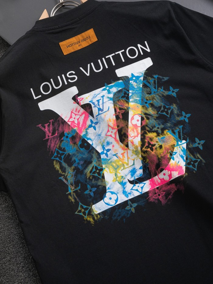 【話題商品！】ルイヴィトン n級品 Louis Vuitton胸の3色立体アルファベット刺繍🪡ロゴ後ろ幅大ロゴインキプリント重工芸半袖Tシャツ