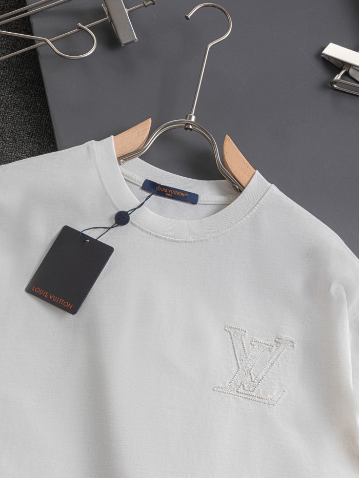 追跡付 ルイヴィトン 激安偽物 Louis Vuitton胸元の立体平織りアルファベット刺繍🪡ロゴの後ろに大きなロゴの刺繍🪡ロゴ半袖Tシャツ