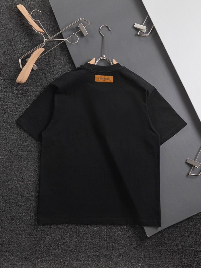大人気 ルイヴィトン 偽物通販 LV 立体アルファベット桜刺繍🪡ロゴ重工芸半袖Tシャツ