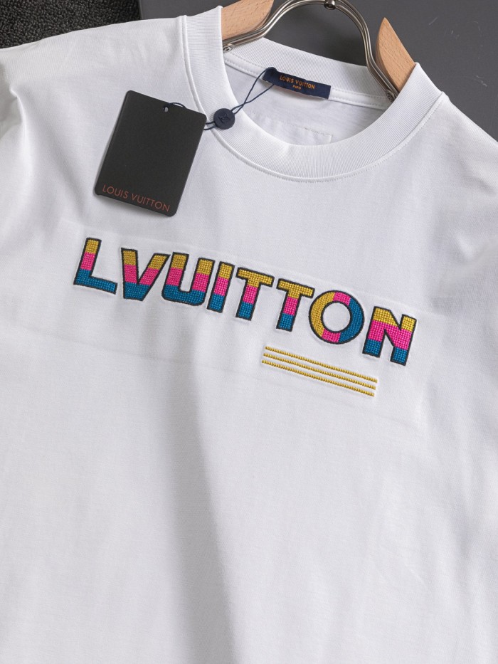 日本未入荷 ルイヴィトン スーパーコピー Louis Vuitton胸の3色立体アルファベット刺繍🪡ロゴ後ろ幅大ロゴインキプリント重工芸半袖Tシャツ