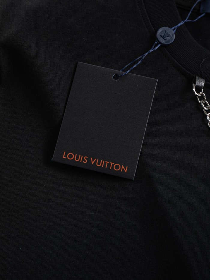 【限定】 ルイヴィトン コピー Louis Vuitton胸元ビーズアルファベットポケット刺繍🪡ロゴ重工芸半袖Tシャツ
