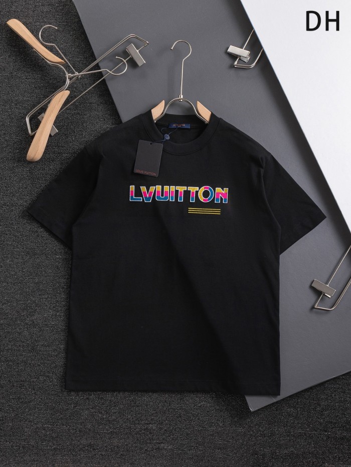 【話題商品！】ルイヴィトン n級品 Louis Vuitton胸の3色立体アルファベット刺繍🪡ロゴ後ろ幅大ロゴインキプリント重工芸半袖Tシャツ