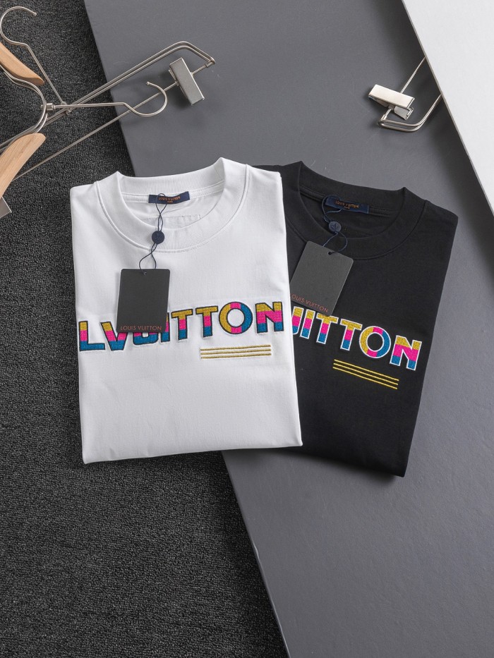 【話題商品！】ルイヴィトン n級品 Louis Vuitton胸の3色立体アルファベット刺繍🪡ロゴ後ろ幅大ロゴインキプリント重工芸半袖Tシャツ