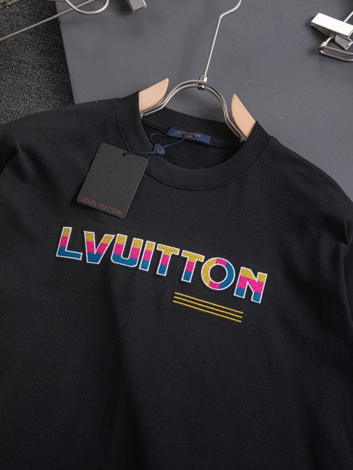 【話題商品！】ルイヴィトン n級品 Louis Vuitton胸の3色立体アルファベット刺繍🪡ロゴ後ろ幅大ロゴインキプリント重工芸半袖Tシャツ