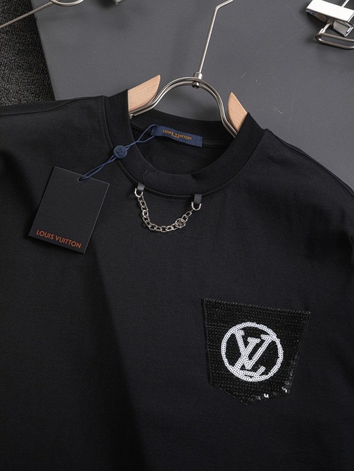 【限定】 ルイヴィトン コピー Louis Vuitton胸元ビーズアルファベットポケット刺繍🪡ロゴ重工芸半袖Tシャツ