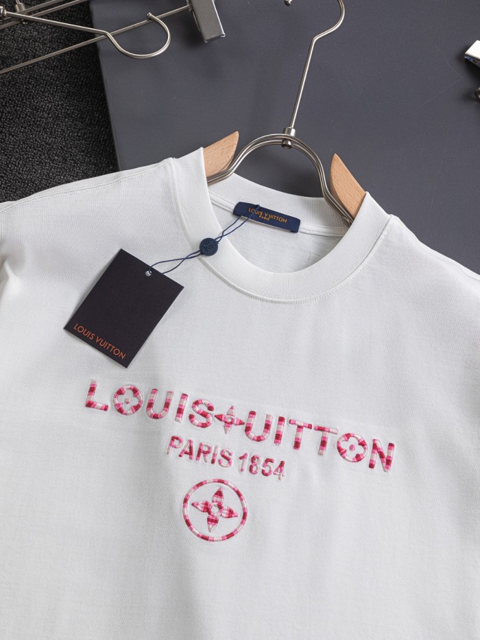★超人気 ルイヴィトン コピーおすすめ LV 立体アルファベット桜刺繍🪡ロゴ重工芸半袖Tシャツ