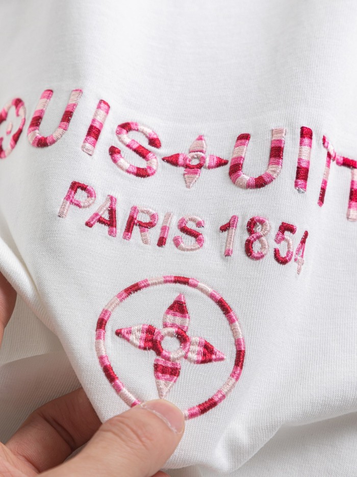 ★超人気 ルイヴィトン コピーおすすめ LV 立体アルファベット桜刺繍🪡ロゴ重工芸半袖Tシャツ