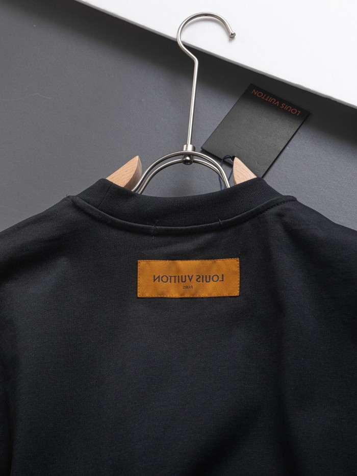 【限定】 ルイヴィトン コピー Louis Vuitton胸元ビーズアルファベットポケット刺繍🪡ロゴ重工芸半袖Tシャツ