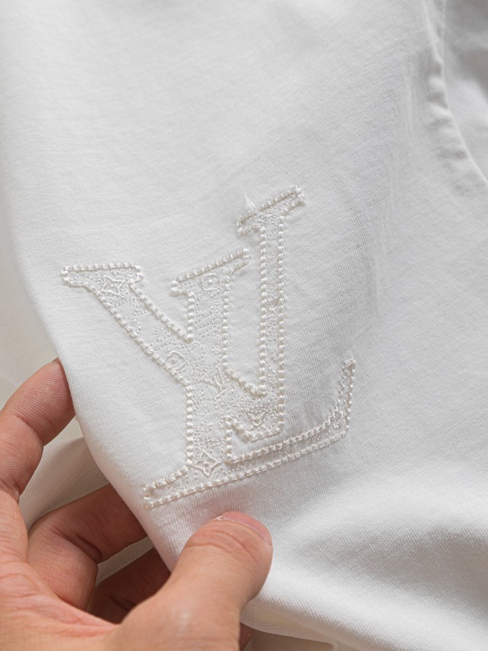 追跡付 ルイヴィトン 激安偽物 Louis Vuitton胸元の立体平織りアルファベット刺繍🪡ロゴの後ろに大きなロゴの刺繍🪡ロゴ半袖Tシャツ