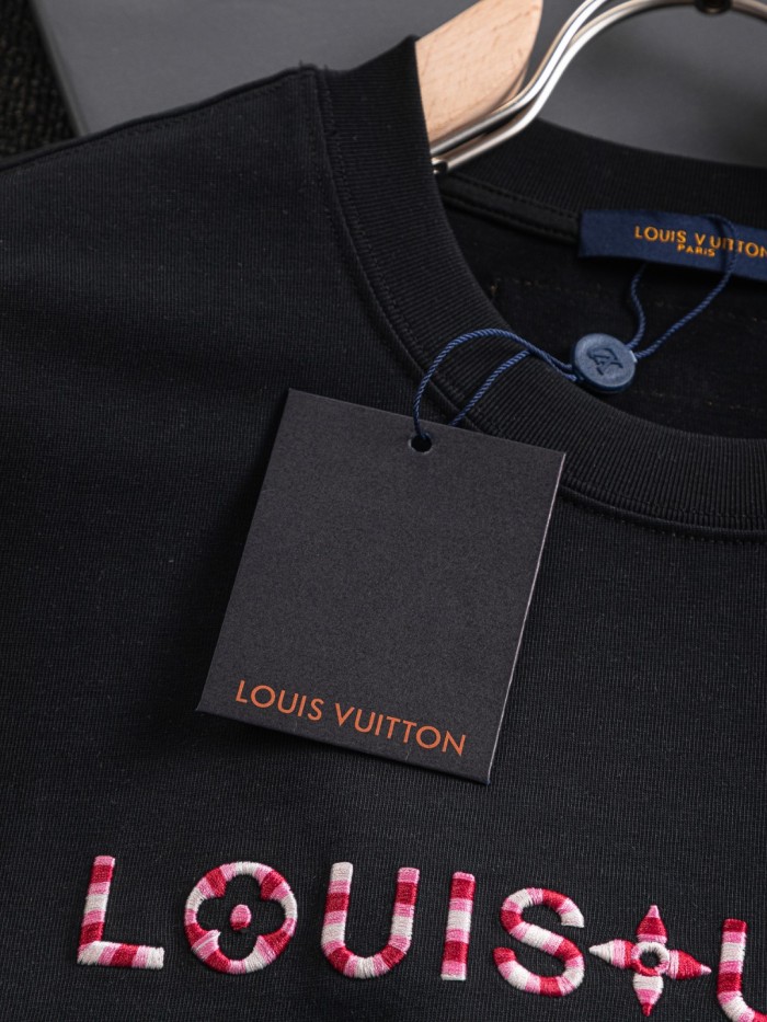 大人気 ルイヴィトン 偽物通販 LV 立体アルファベット桜刺繍🪡ロゴ重工芸半袖Tシャツ