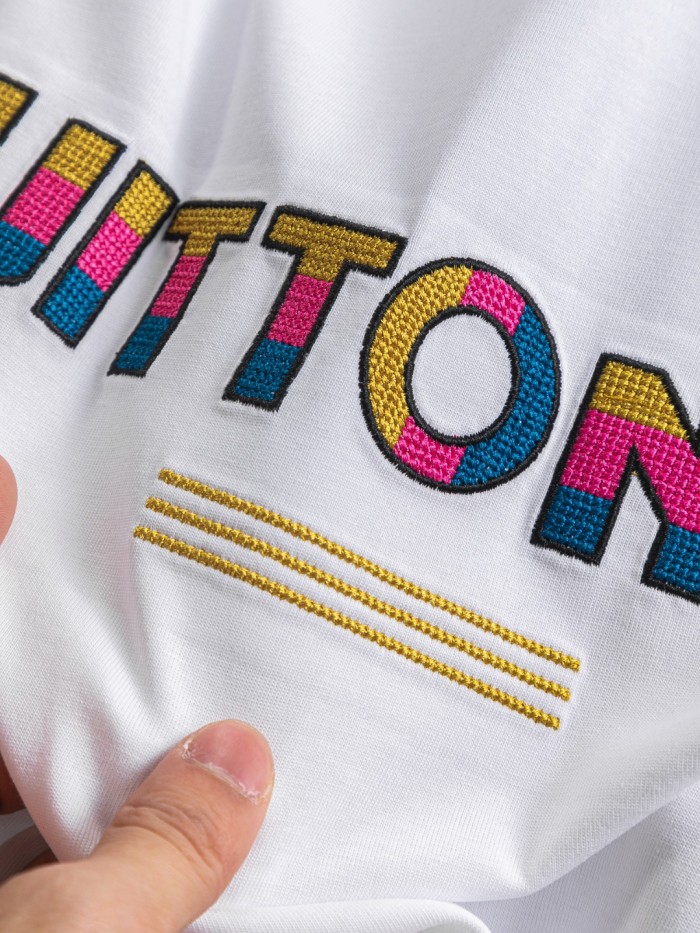 日本未入荷 ルイヴィトン スーパーコピー Louis Vuitton胸の3色立体アルファベット刺繍🪡ロゴ後ろ幅大ロゴインキプリント重工芸半袖Tシャツ