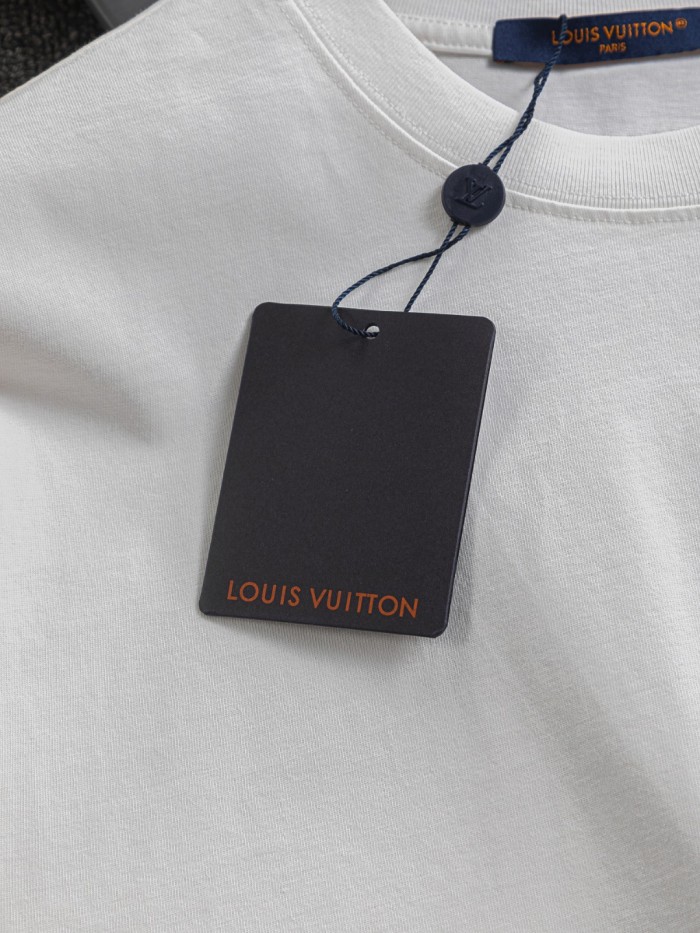追跡付 ルイヴィトン 激安偽物 Louis Vuitton胸元の立体平織りアルファベット刺繍🪡ロゴの後ろに大きなロゴの刺繍🪡ロゴ半袖Tシャツ