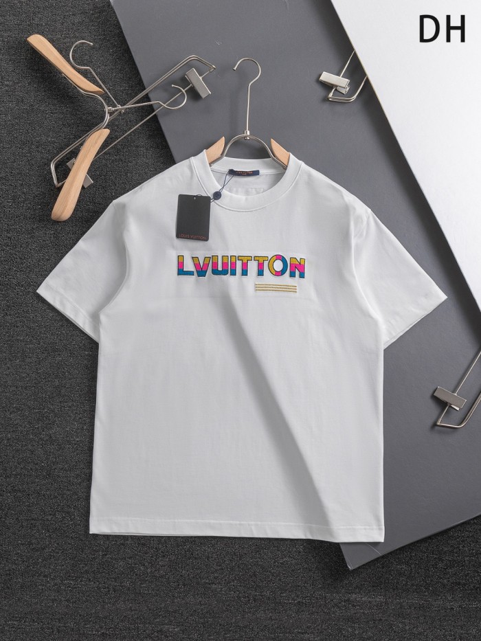 日本未入荷 ルイヴィトン スーパーコピー Louis Vuitton胸の3色立体アルファベット刺繍🪡ロゴ後ろ幅大ロゴインキプリント重工芸半袖Tシャツ
