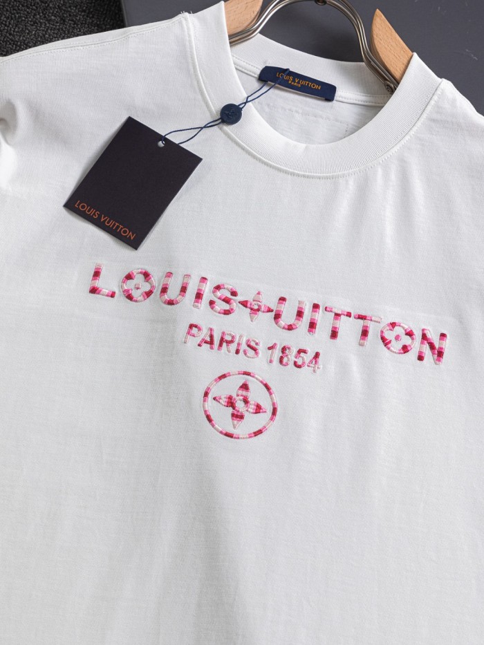 ★超人気 ルイヴィトン コピーおすすめ LV 立体アルファベット桜刺繍🪡ロゴ重工芸半袖Tシャツ