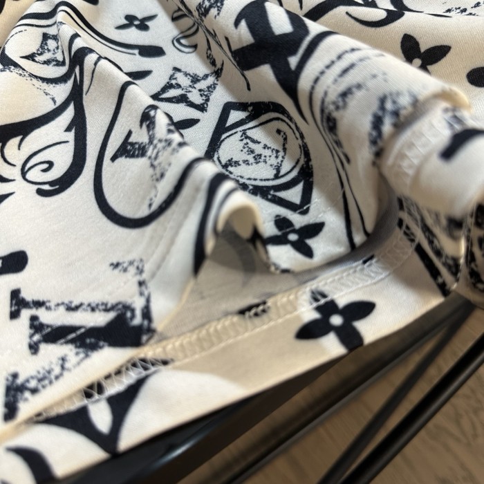 【限定】ルイヴィトン 激安偽物 LVフロックアルファベット満印ロゴデザイン半袖Tシャツ