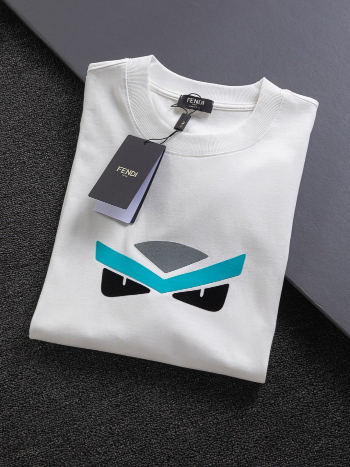日本未入荷 フェンディ 激安偽物 青い眉毛と黒い目の小さな怪獣半袖Tシャツ