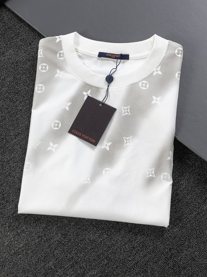 入手困難 ルイヴィトン n級品 定番フラワーグラデーションプリントのラウンドネックTシャツ
