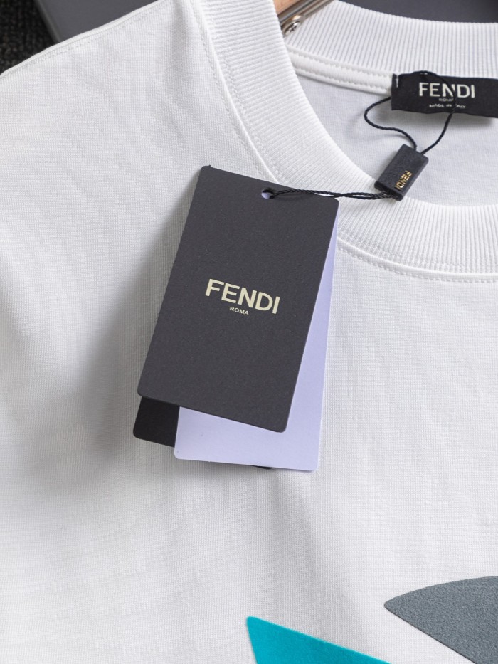 日本未入荷 フェンディ 激安偽物 青い眉毛と黒い目の小さな怪獣半袖Tシャツ