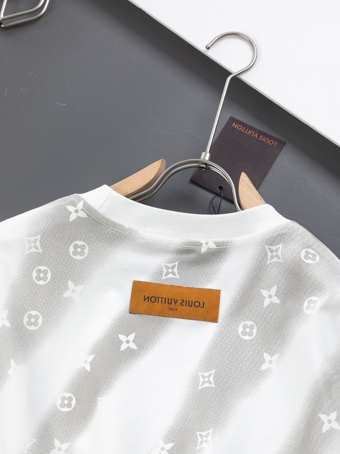 入手困難 ルイヴィトン n級品 定番フラワーグラデーションプリントのラウンドネックTシャツ