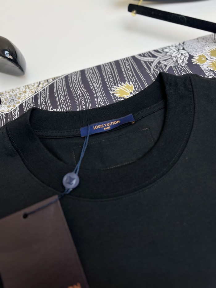 超奇跡の入荷☆ ルイヴィトン スーパーコピー Louis Vuitton 25ss白黒プリントのクルーネック半袖Tシャツ
