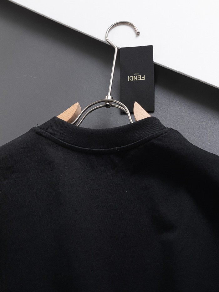 【話題商品！】フェンディコピーおすすめ 青い眉毛と黒い目の小さな怪獣半袖Tシャツ