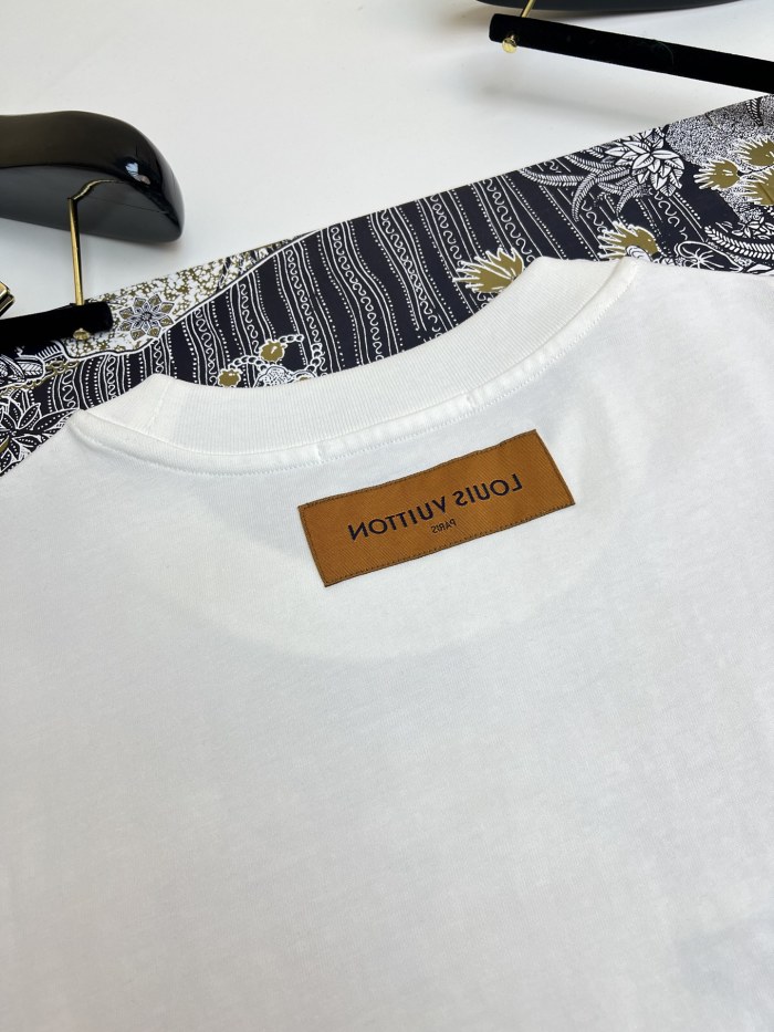 累積売上総額第１位！ルイヴィトン 激安偽物 Louis Vuitton 25ss白黒プリントのクルーネック半袖Tシャツ