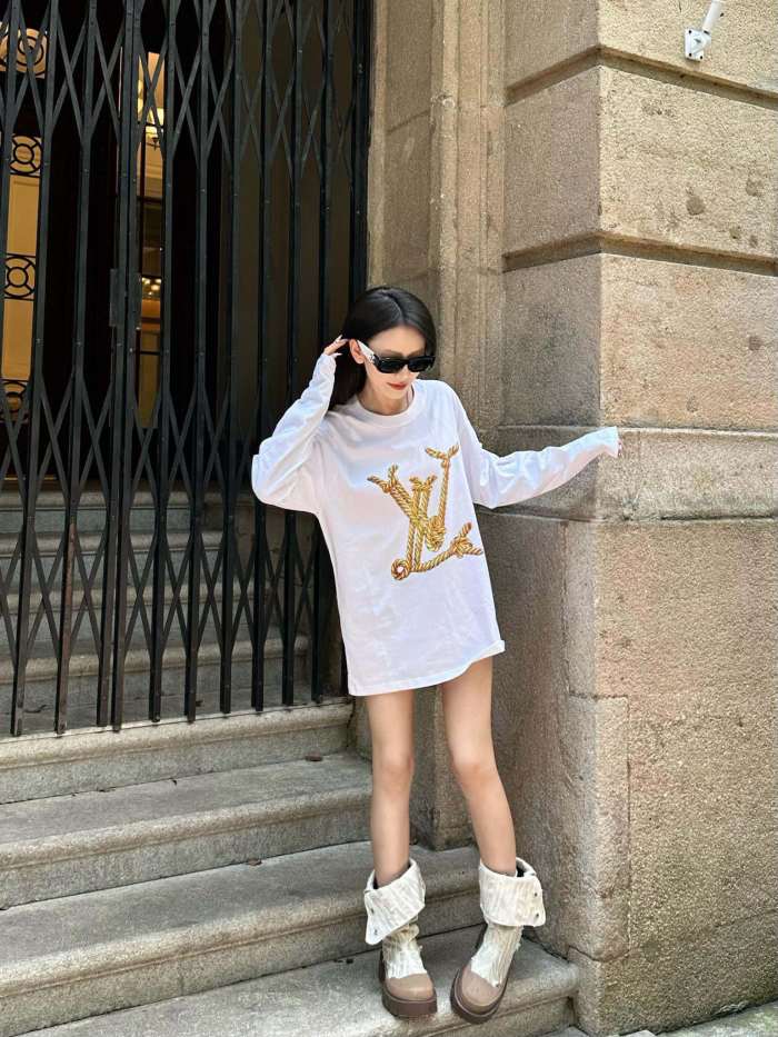新作 ルイヴィトン 激安通販 25ssロープロゴラウンドネック長袖Tシャツ2色