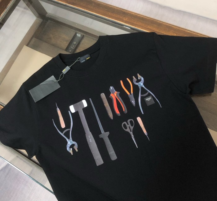 使い勝手良し フェンディ 激安偽物 2025の最新半袖Tシャツ
