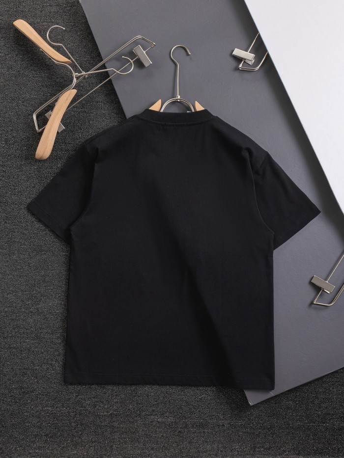 【話題商品！】フェンディコピーおすすめ 青い眉毛と黒い目の小さな怪獣半袖Tシャツ