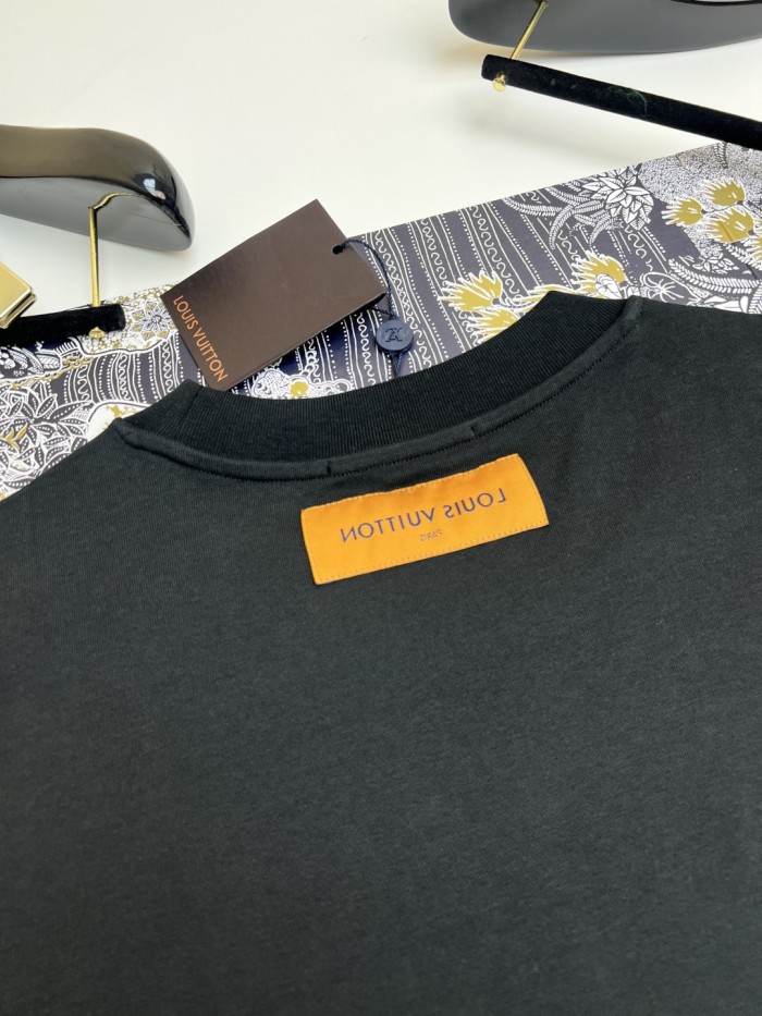 超奇跡の入荷☆ ルイヴィトン スーパーコピー Louis Vuitton 25ss白黒プリントのクルーネック半袖Tシャツ
