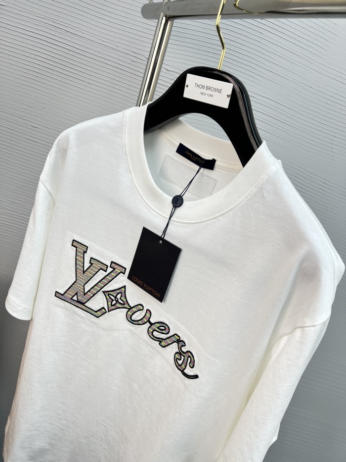 累積売上総額第１位！ルイヴィトン 激安偽物 Louis Vuitton 25ss白黒プリントのクルーネック半袖Tシャツ