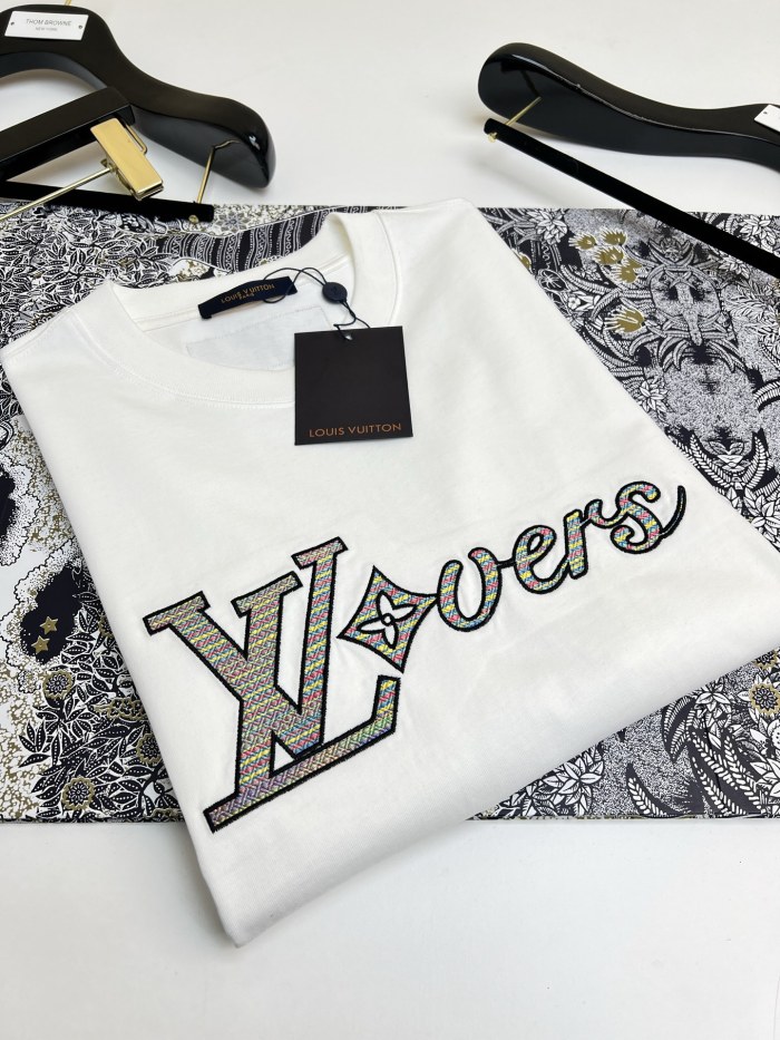 累積売上総額第１位！ルイヴィトン 激安偽物 Louis Vuitton 25ss白黒プリントのクルーネック半袖Tシャツ