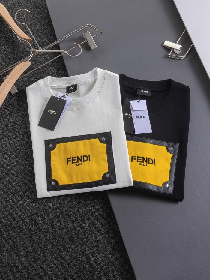 新作 フェンディ 激安通販  フレーム文字刺繍🪡ロゴリトルモンスター半袖Tシャツ