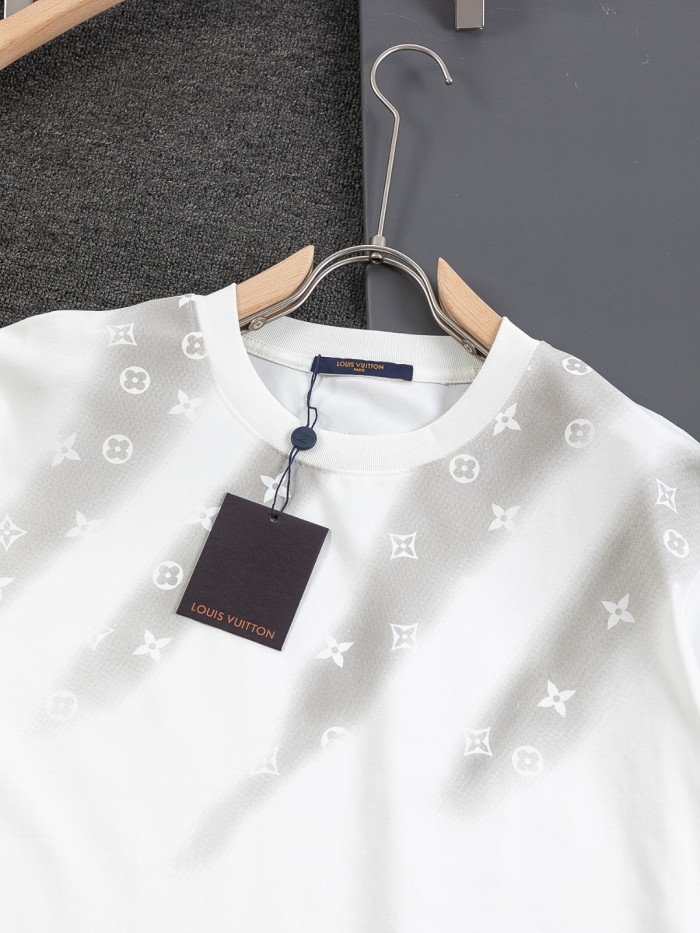 入手困難 ルイヴィトン n級品 定番フラワーグラデーションプリントのラウンドネックTシャツ