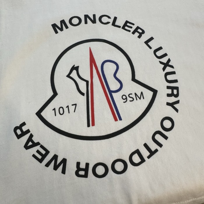 累積売上総額第１位！ モンクレール 激安通販 2025新作刺繍入り大ロゴロゴ半袖Tシャツ2色