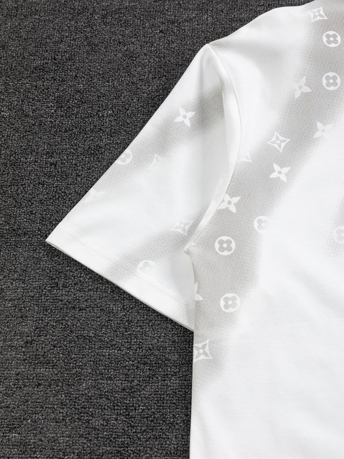 入手困難 ルイヴィトン n級品 定番フラワーグラデーションプリントのラウンドネックTシャツ