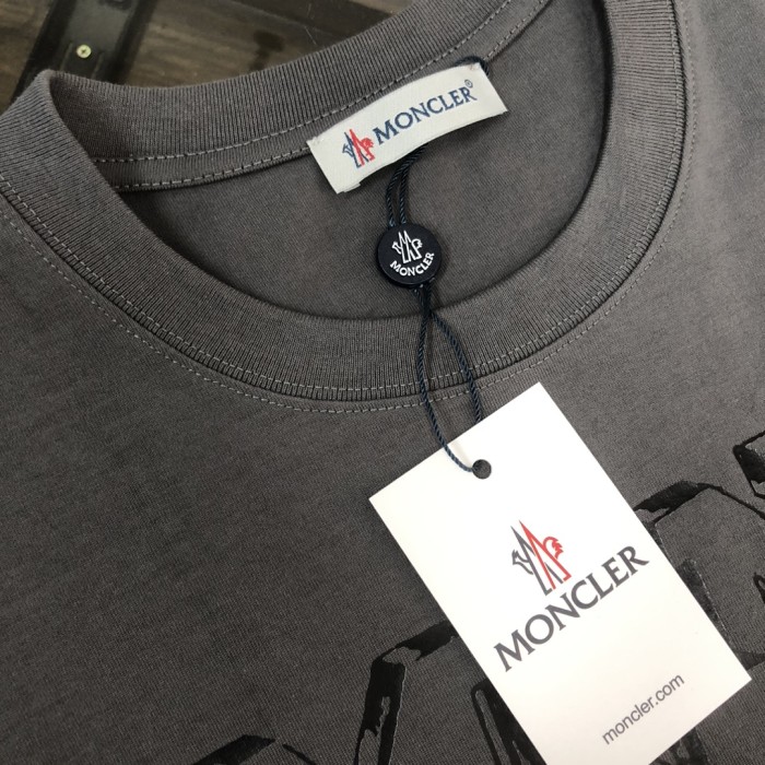 入手困難 モンクレール 激安偽物 2025最新の半袖Tシャツ