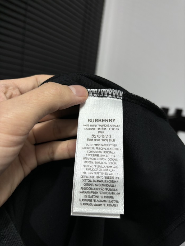 入手困難 バーバリー 激安偽物 胸元の定番アルファベットプリント半袖Tシャツ