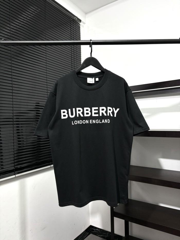 入手困難 バーバリー 激安偽物 胸元の定番アルファベットプリント半袖Tシャツ