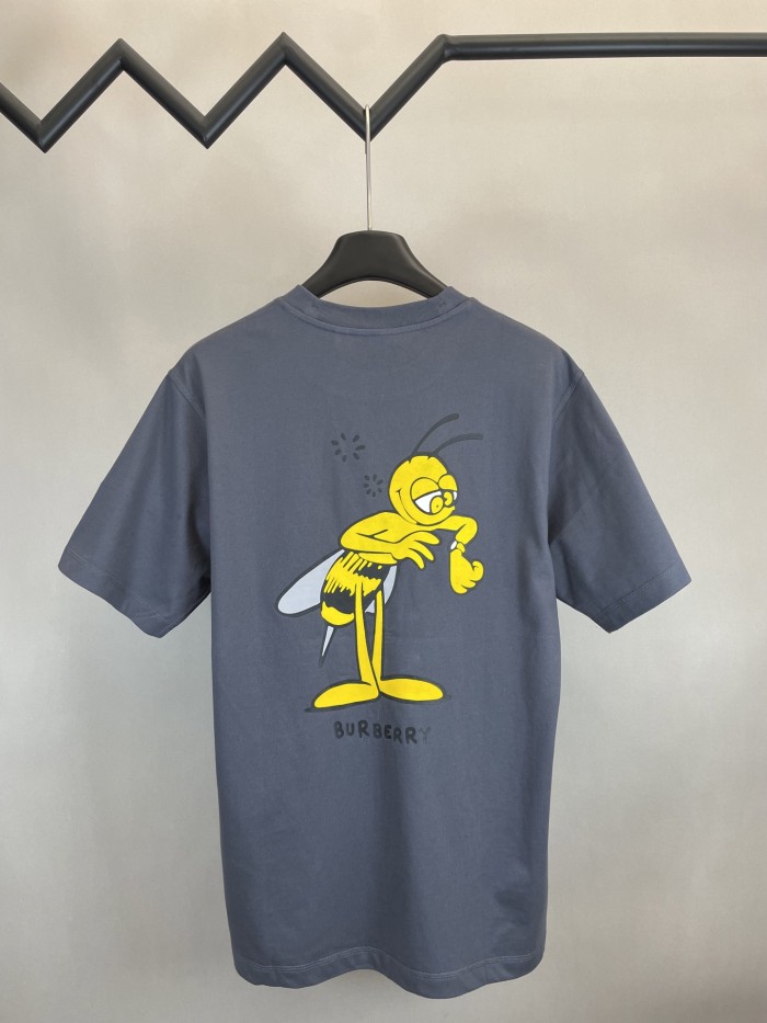 【話題商品！】 バーバリー n級品 2025 SSミツバチプリント植毛半袖Tシャツ
