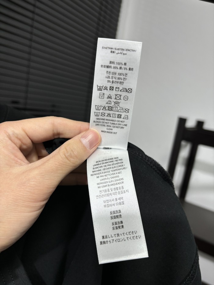 入手困難 バーバリー 激安偽物 胸元の定番アルファベットプリント半袖Tシャツ