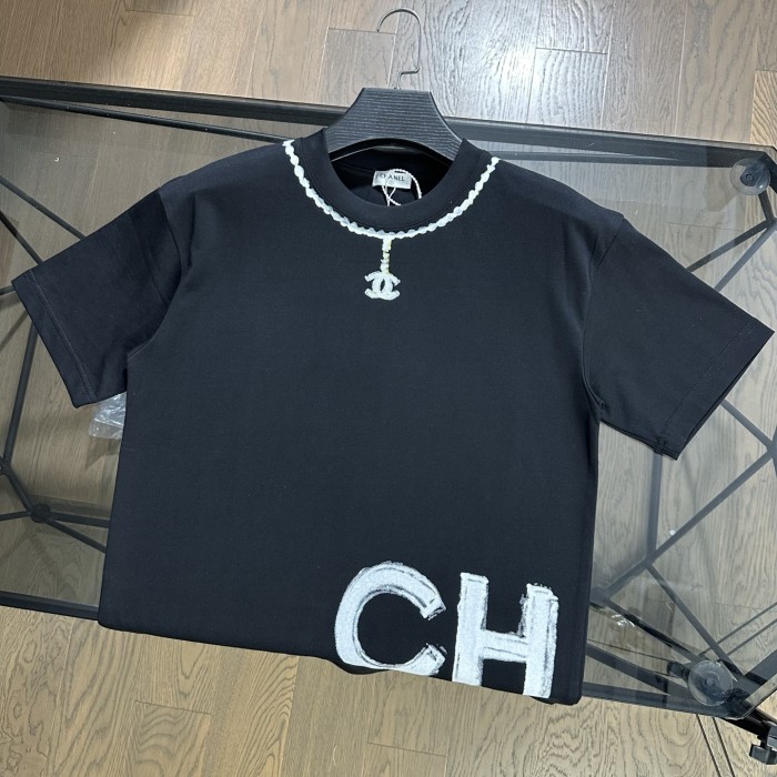 超奇跡の入荷☆ シャネル コピー 2025ネックレスロゴ柄ラウンドネックコットンTシャツ半袖2色