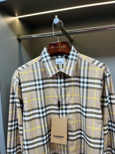 高品質  バーバリー 偽物通販 胸元の定番アルファベットプリント半袖Tシャツ