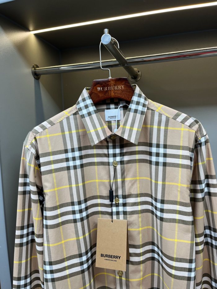 高品質  バーバリー 偽物通販 胸元の定番アルファベットプリント半袖Tシャツ