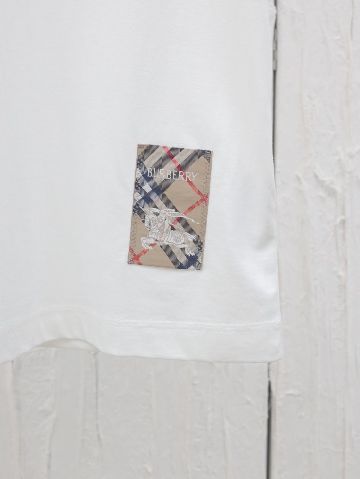 累積売上総額第１位！ バーバリー 激安通販 25ss春夏新作裾ラベル丸首半袖Tシャツ